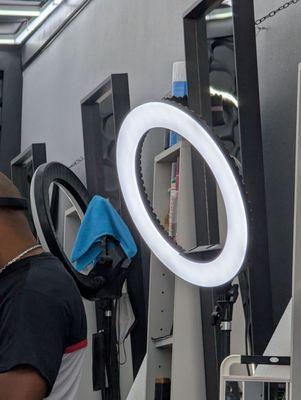 Flourecent light for lesser guided barber folical perfection.