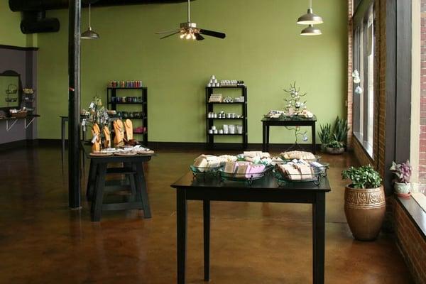 Offering exquiste handmade soap, bath & body products, aromatherapy, artisan jewelry, unique gifts.