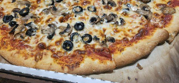 Mushroom & olive pizza