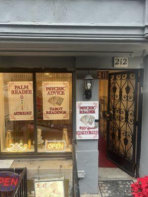 Psychic reader Palm and tarot cards
