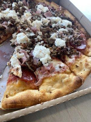 Meat lovers pizza +ricotta