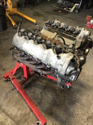 Repairing V 10 6.8 Ford engine