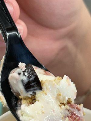 Niece got what uncle got and can't remember either but added graham crackers to the top.