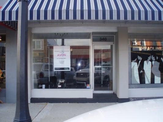 next to isola's bistro and headliners hairstlyers