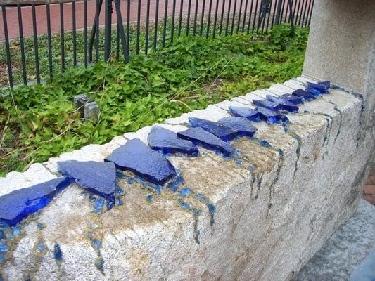 Outdoor sculpture at Courthouse Galleries.