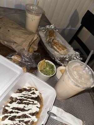 Placed an order over the phone. We got a huarache, burrito, 2 aguas de Horchata, and guac with chips. Food was fresh and delicious!