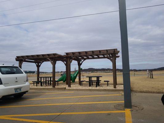 Better picture of the outdoor seating.