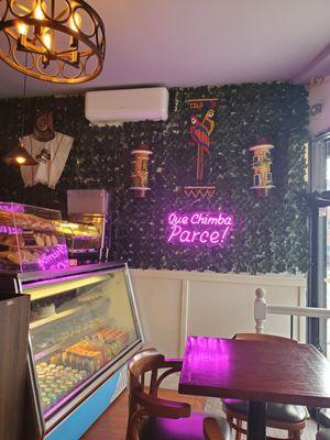 Nice interior decor, small modern country chic.