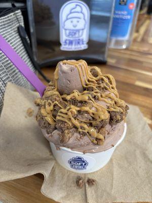Large chocolate soft serve custard with peanut butter drizzle and Reece's peanut butter cups.