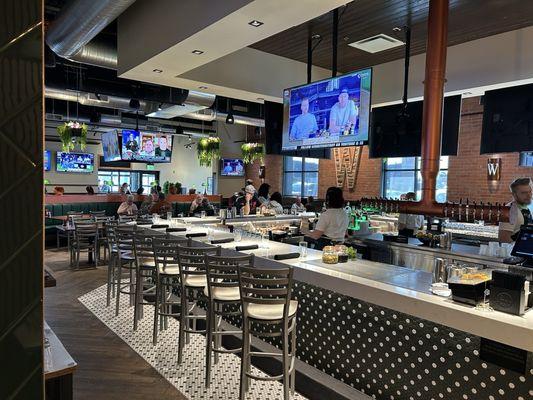 View from the back of the restaurant, from the bar