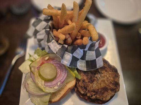Turkey Burger
Lettuce, tomato, onion garnish, sesame seed bun, honey mustard sauce, crisp French fries