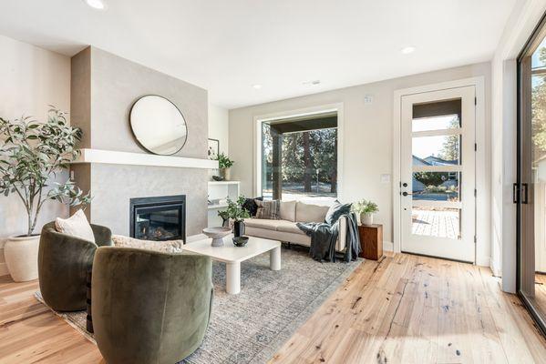 Available now 4 new luxury townhomes above the Old Mill in Bend Oregon.
334 SW Roosevelt Ave.