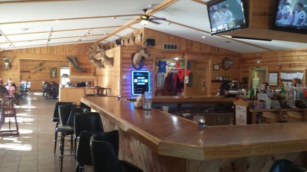 Newer log lodge with big bar. Kids & parents will enjoy the deer in the huge wildlife pen located within 50' of the Lodge.