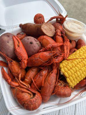 Crawfish Plate - 1.5 lbs Crawfish, 1 Corn, 2 Potatoes, 1/2 Sausage and dipping sauce