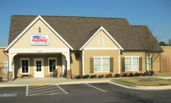 Barrow Wrecker Service is proud to serve our customers in a newly renovated property that is bright and clean.