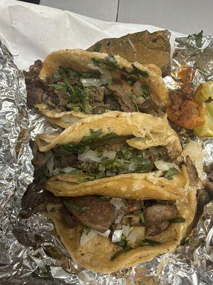 Arriba tacos de asada y el tercero es el de tripa :/