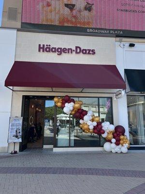 Front of Häagen-Dazs in Broadway Plaza
