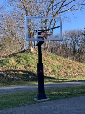 Me Hoop installed our hoop on time.