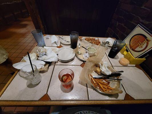 Server didn't remove a single thing... including app plates that say empty the entire meal
Empty drinks... cant follow instructions. Ehhj