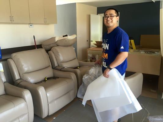 New lay flat power zero gravity leather recliners arrived in Emed Research Center today! Dr Xiao,Dr Han and Dr Bo are preparing the ward roo