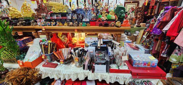 Little knick knacks and souvenirs.