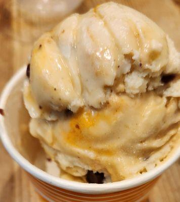 Swamp ice cream with malt and chocolate bits