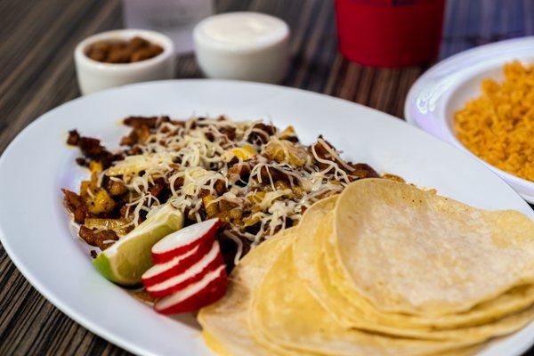 Alambre Hawaiino.
Al pastor, pineapple, mixed with grilled onions, bell peppers and cheese.