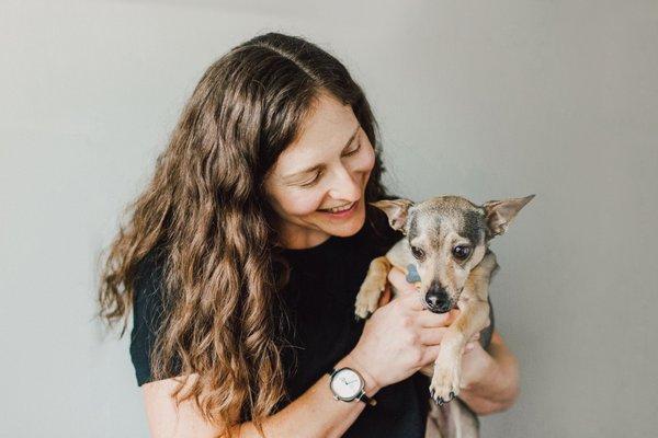 Jonna & studio mascot Finnigan.