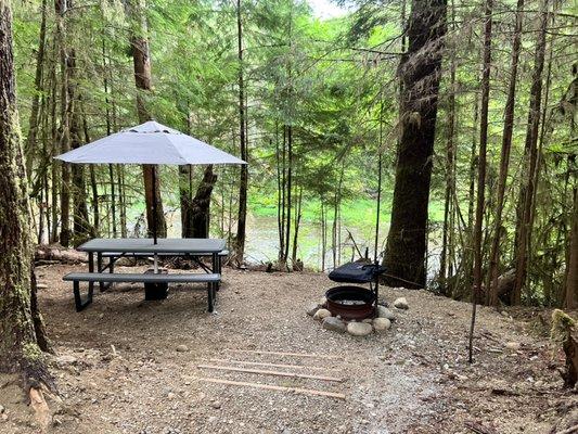 Site 18 drive up, river view with drop down platform for view of the river. Park and tents up above.