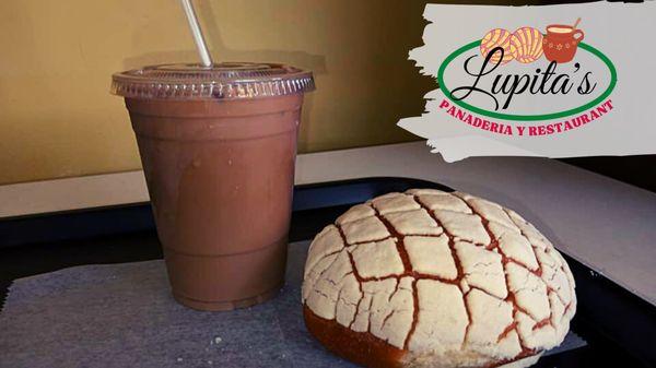 Un café bien frio y una concha | A very cold coffee and a conchita