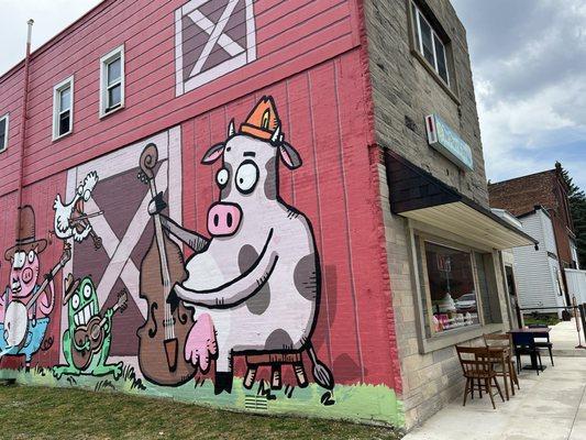 The north side of the restaurant (parking).