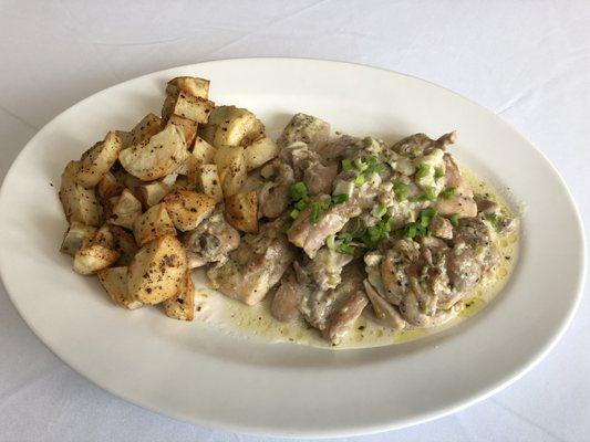 Pollo al Verdeo (chicken in a creamy green onion sauce) with chimi-papas