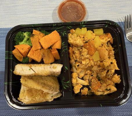 Fish, veggies and cauliflower fried "rice"