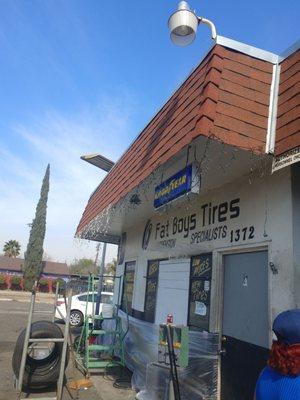 They are the slowest tire shop ever I've been sitting here for over an hour and they havnt even changed one tire.