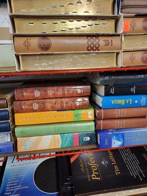 Variedad de biblias con índice