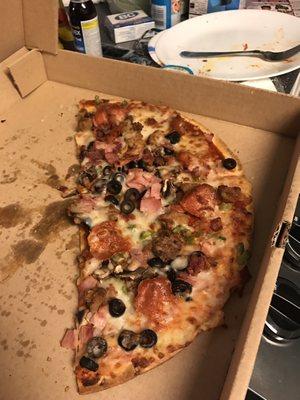 Couldn't wait to dig in, ordered the Thin crust Super Deluxe pizza. Amazing!!!!