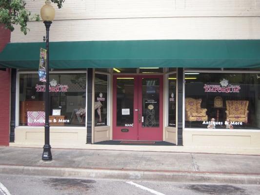 Come on in. You'll be charmed. Located in beautiful downtown Alachua.