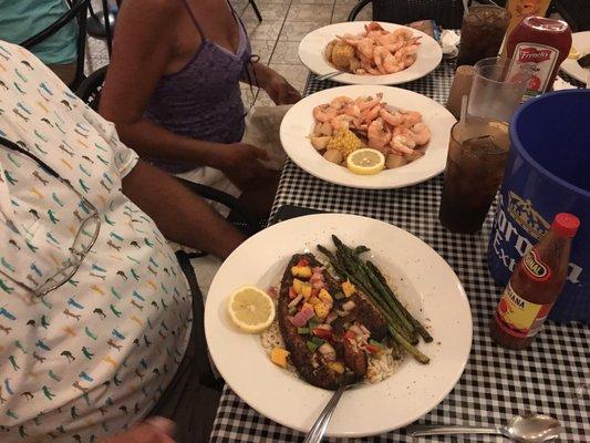 Place was an awesome place to eat! Food was soooo good!!!! Shrimp boil, blackened pink fish, onion rings, and the Bangin' shrimp