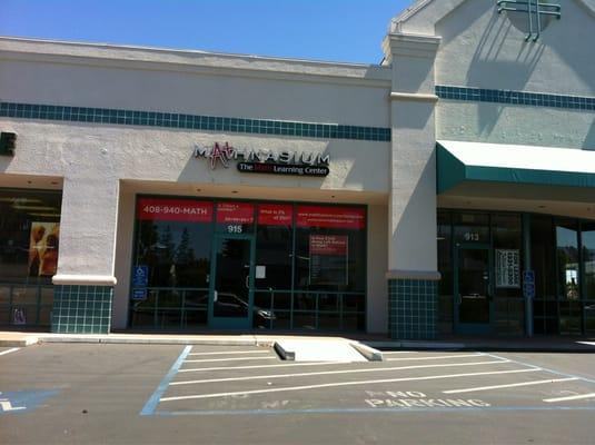 New business at 915 El Camino Real