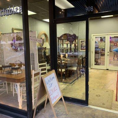 Doorway to Echoes From The Past Antiques with hours of operations.