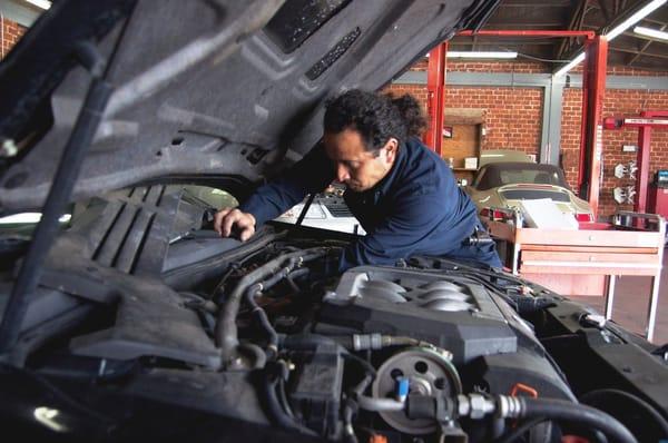 Dr. Hugo diagnosing a customers engine