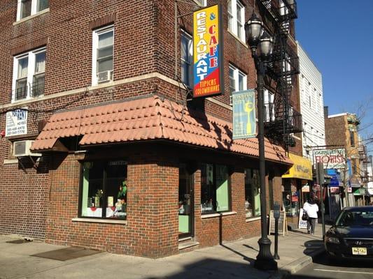 Yet another reincarnation of a Colombian restaurant in this space....btw, Tamales were great!!!