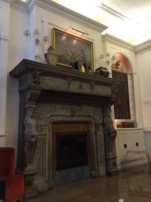 En el lobby puedes esperar cómodamente en una salita y obvio con WiFi