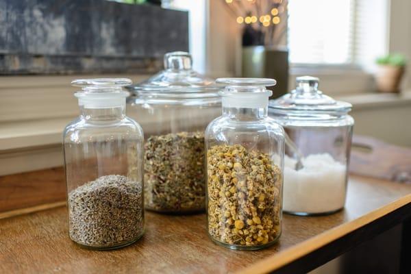 Retail Spa Apothecary
offering holistic skin and body care goods and services.