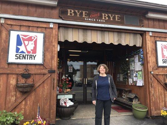 Wonderful mix of hardware, art, and antiques. Owners are terrific and friendly people. Don't miss this!