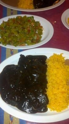 Ensalda de nopales y mole negro de puerco.