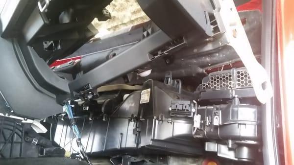 2011 Dodge Nitro. Had to replace air distribution box.