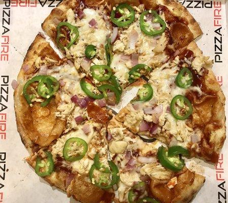 My pizza: barbecue sauce, mozzarella, chicken, red onion and jalapeños.