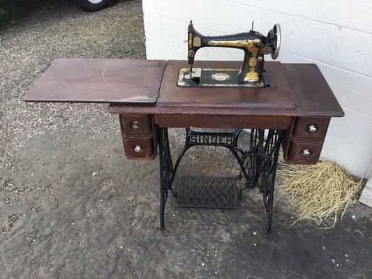 Vintage Singer Sewing Machine waiting for you ;)