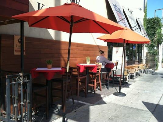 Inviting seating, I like the succulent plants :)